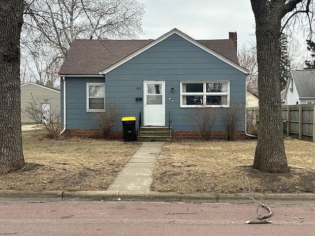 1st image of 823 Columbus Ave
