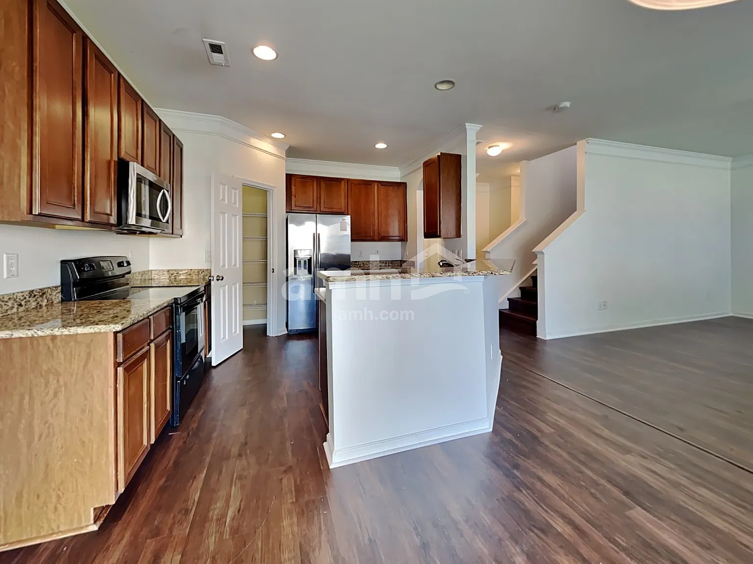 3 bed, 2.5 bath, 2418 sqft, $2,565 — Photo 3