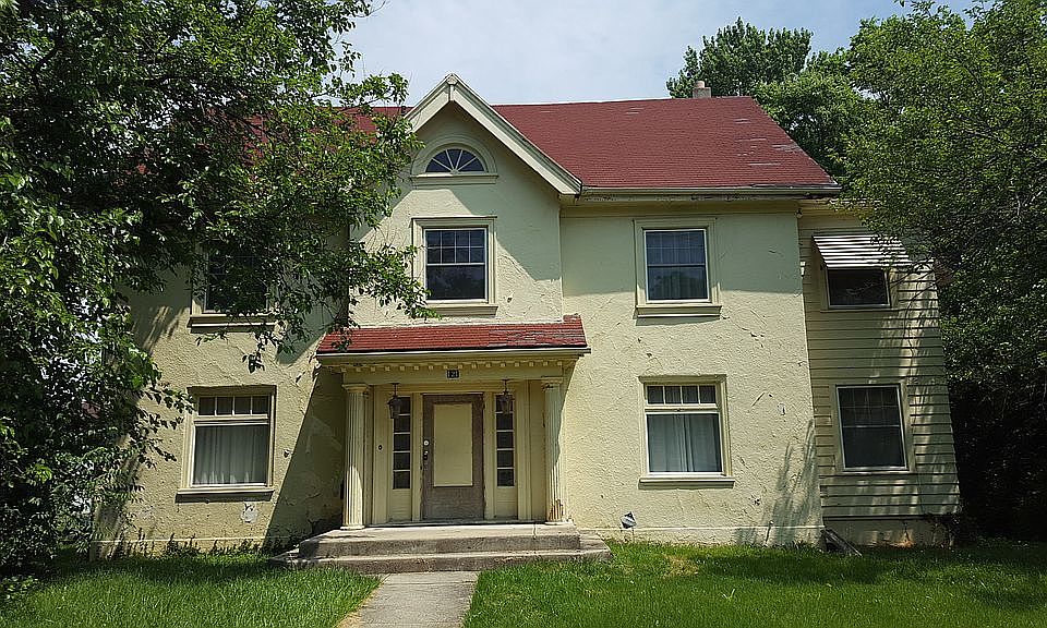 1st image of 121 W Hillcrest Ave