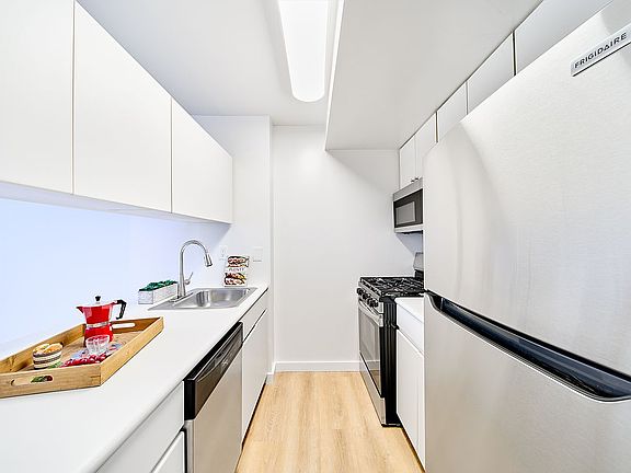 3rd image of 1 Irving Pl APT P8a