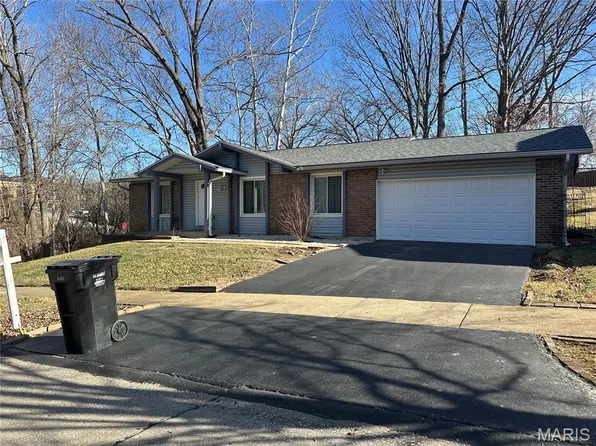 1206 Crested View Dr, Saint Louis, MO 63146
