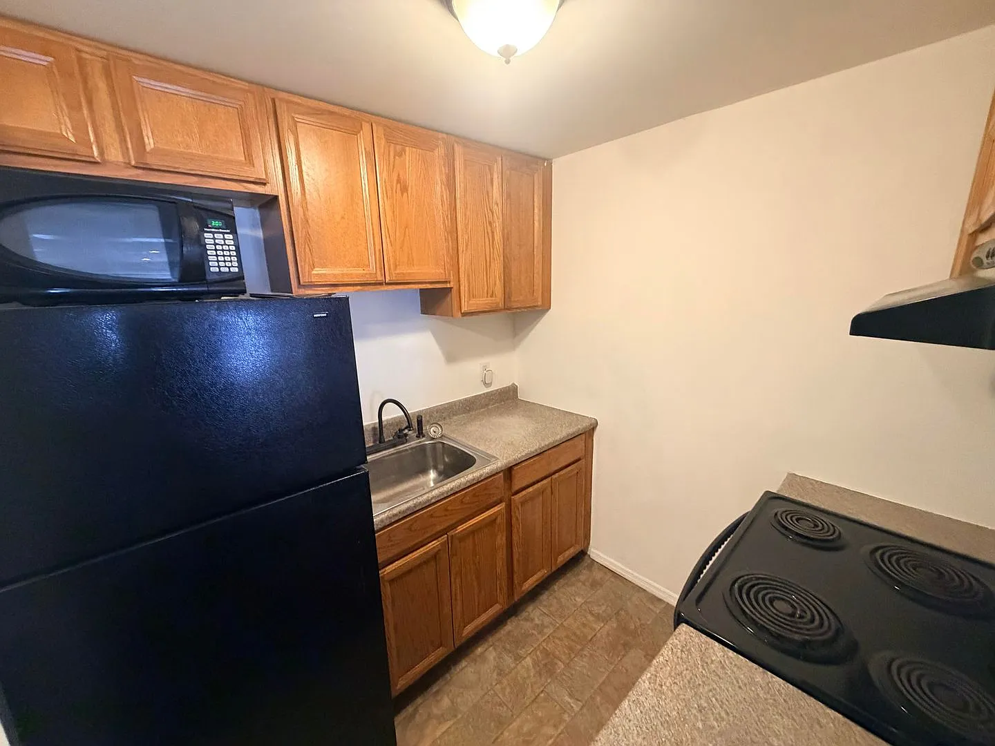 Center Square 1 BR / 1 BA Available 10/15! — Photo 4