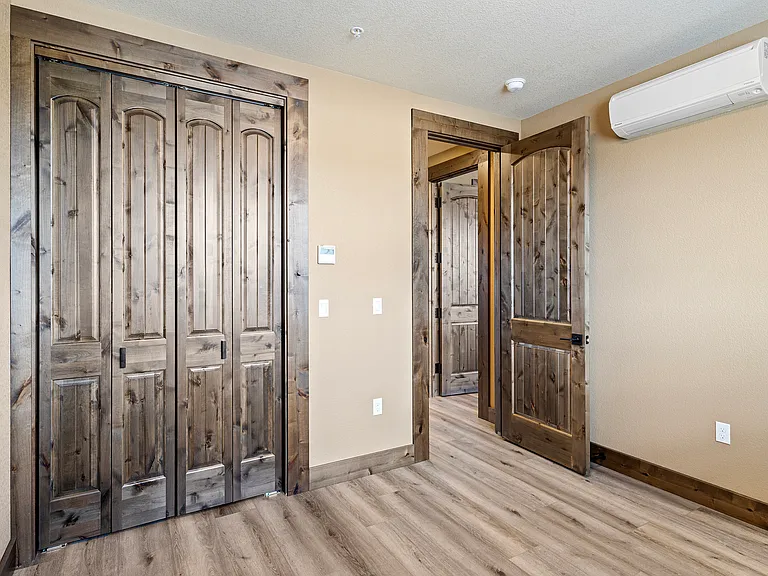 19th Village Apartments — Photo 11
