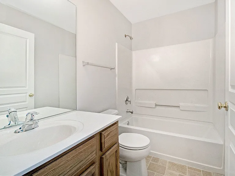 409 Metropolitan St — Photo 18