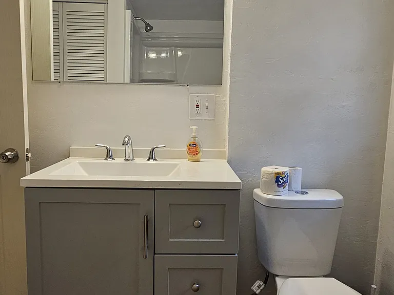 570 Wyandot Ave — Photo 3