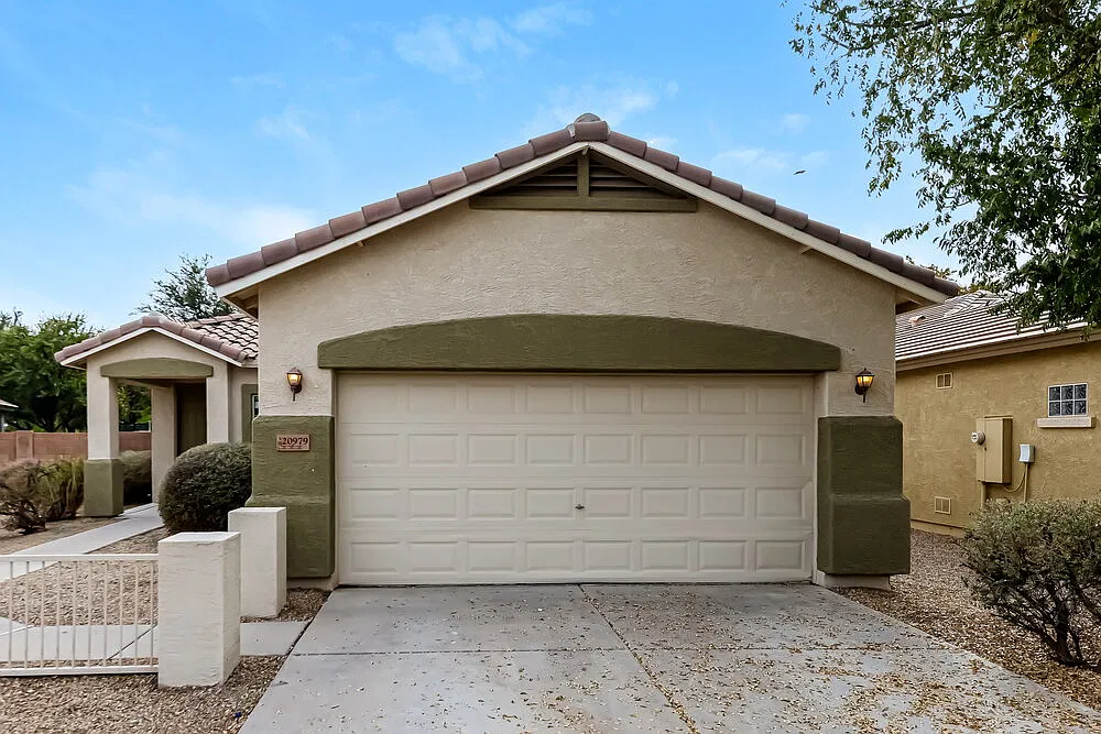 3 bed, 2.0 bath, 1428 sqft, $2,080 — Photo 1