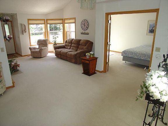 4th image of 550 Old Town Dr