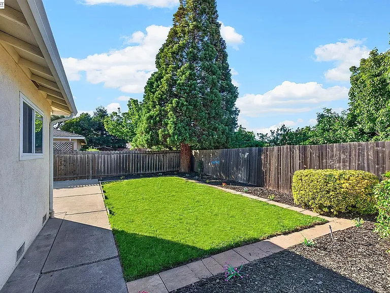 9792 Broadmoor Dr — Photo 15