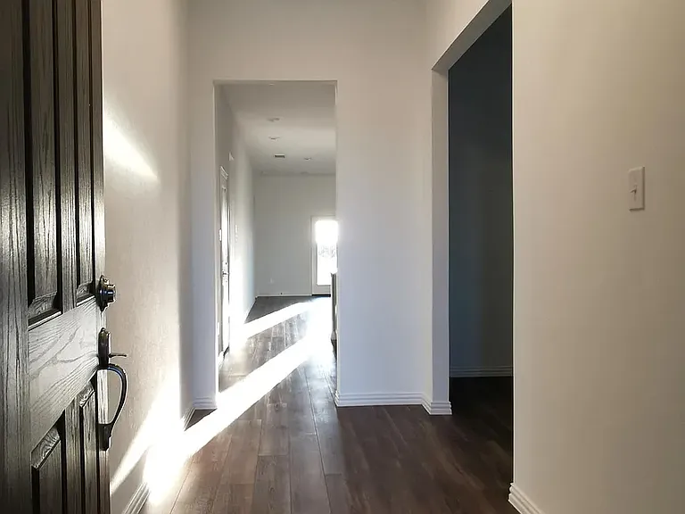 2405 Lovegrass Ln — Photo 3