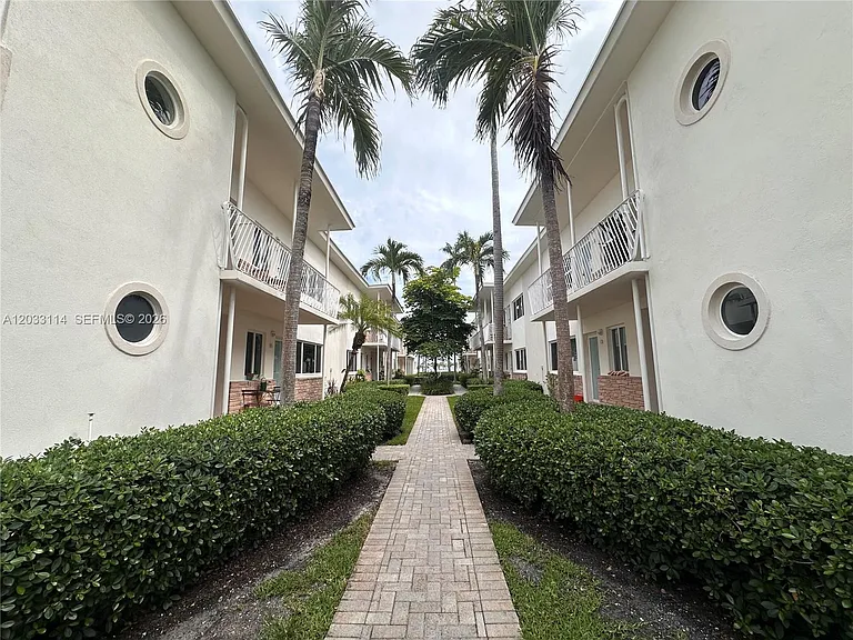 1100 Venetian Way #2B — Photo 4