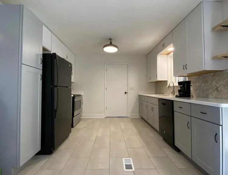 5610 N Elm St — Photo 10