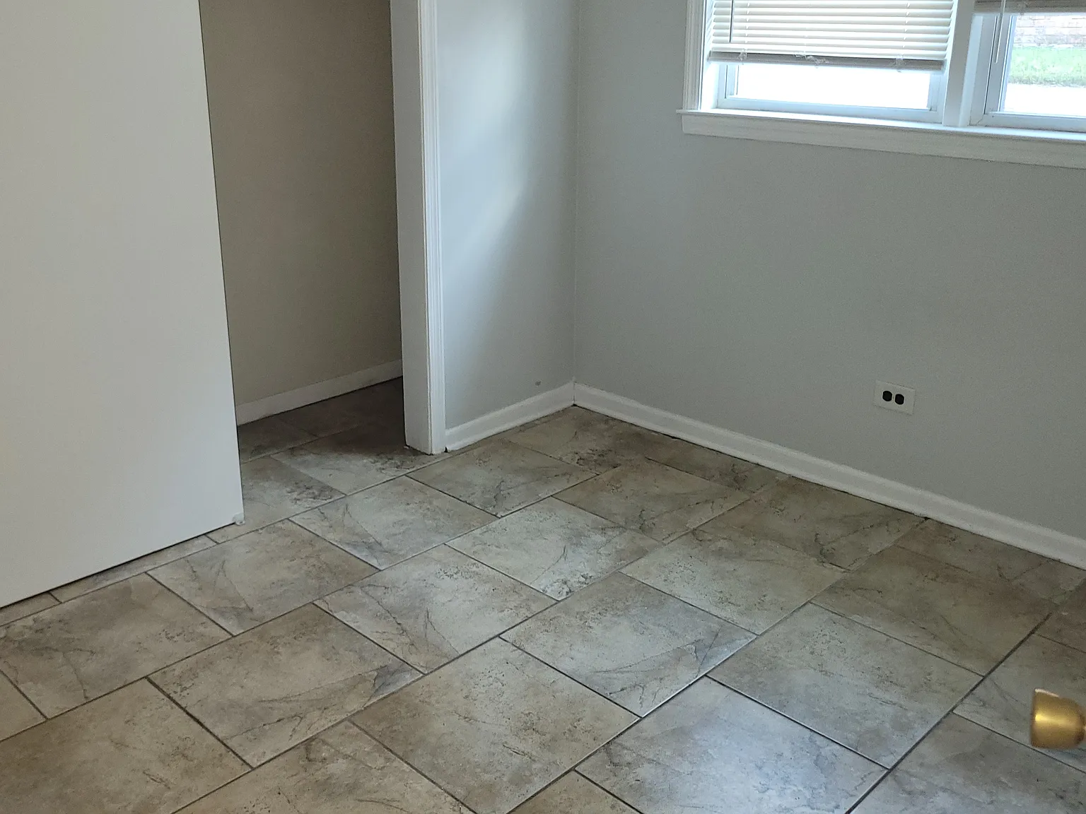 472 N Wolf Rd — Photo 3