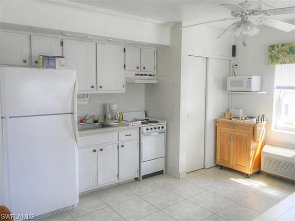 3rd image of 10540 Gulf Shore Dr APT 201