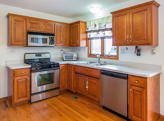 3rd image of 575 Highpoint Cir N