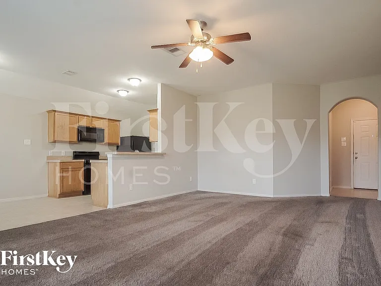 106 W Red Oak Ln — Photo 4