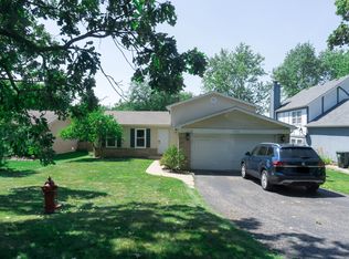 780 N Beck Rd, Lindenhurst, IL 60046