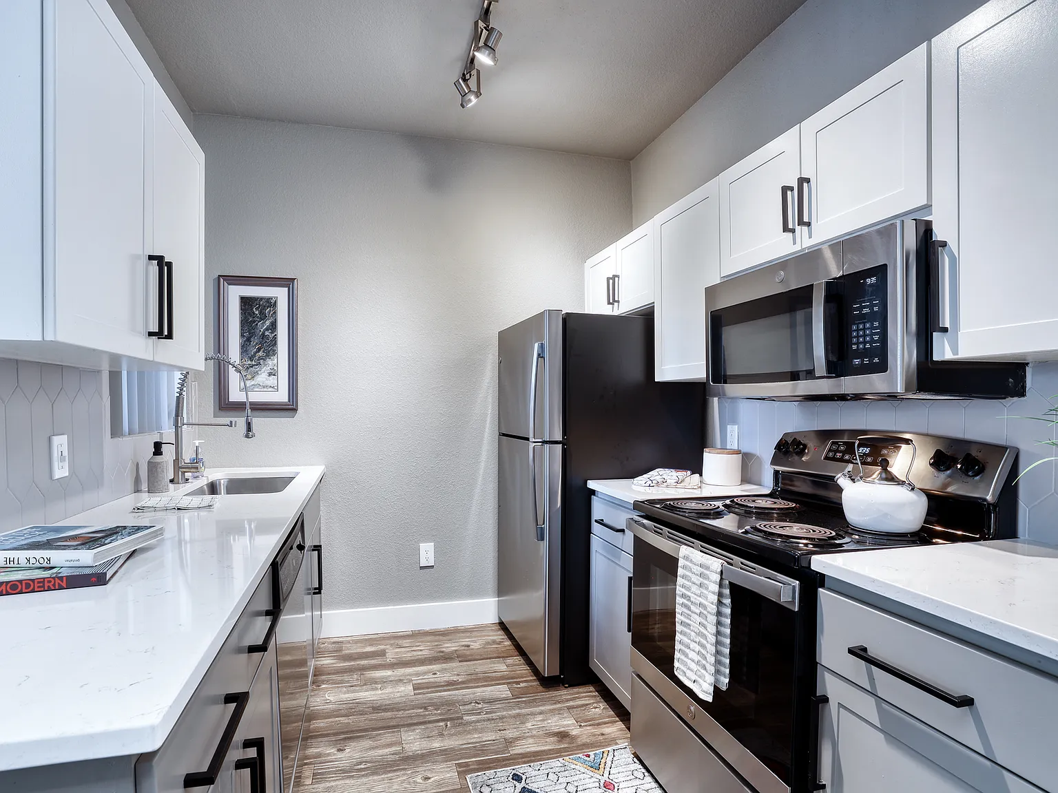 Oxford Apartments — Photo 2