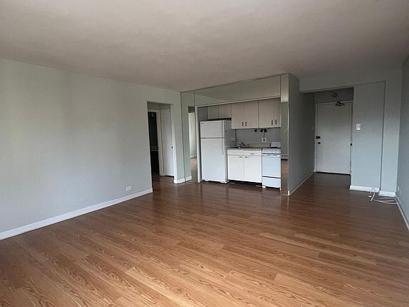 2nd image of 433 W Wellington Ave #13E