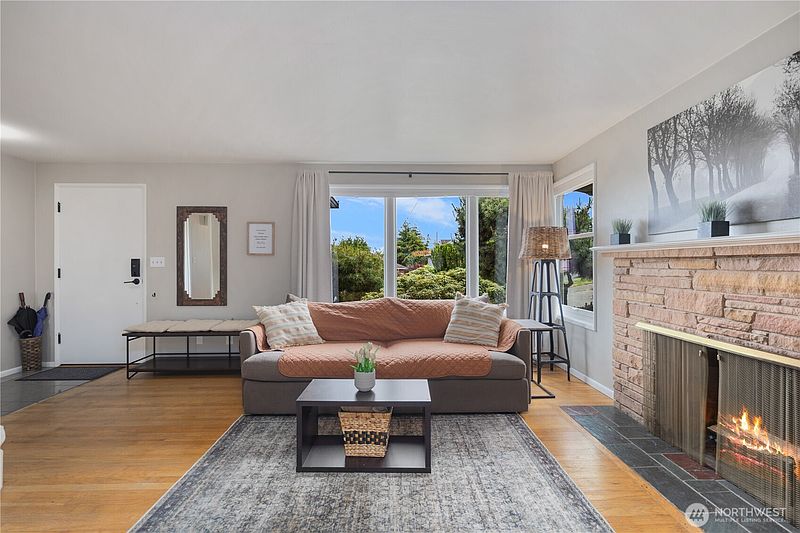 4th image of 2422 W Lynn Street