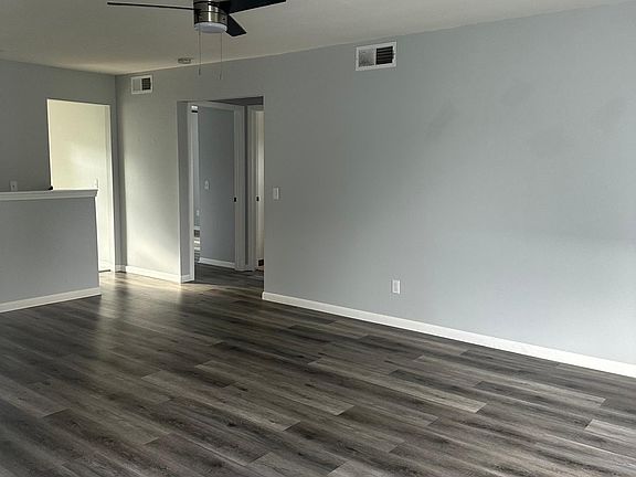 3rd image of 2718 Stoneleigh Dr
