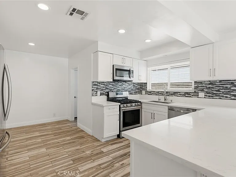 9754 Yolanda Ave — Photo 7