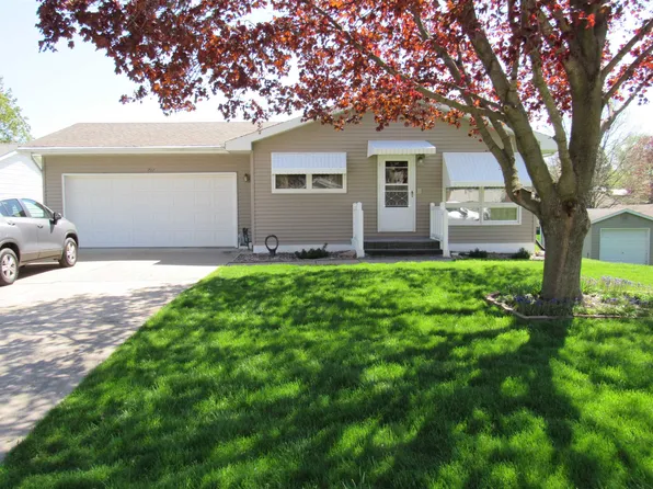 711 S 4th St, Maquoketa, IA 52060