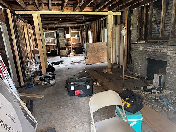 4th image of 162 Calhoun St