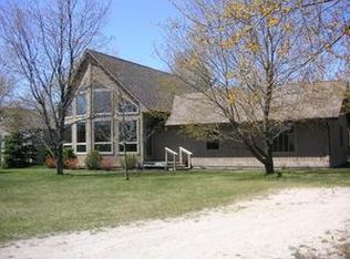 8992 Lake Park Dr, Onekama, MI 49675