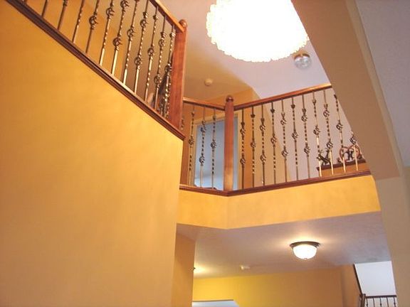 Stunning entryway w/ upgraded railings & spindles