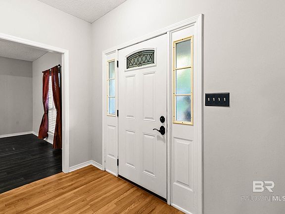 5th image of 104 Echo Ln W