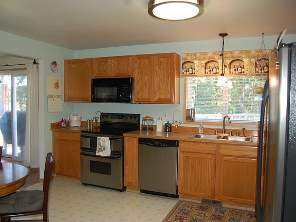 kitchen w/ eating space