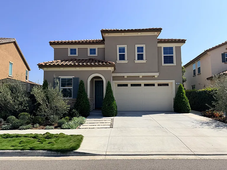385 Eureka Dr — Photo 1