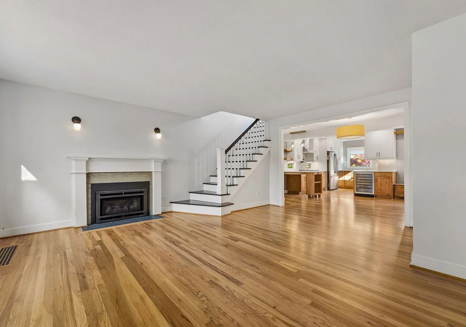 Stunning Corner Lot 4 Bd 2.5 Bath In Overlook! — Photo 2