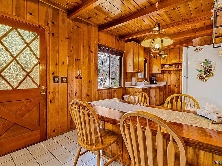 548 Holmes Ln — Photo 6