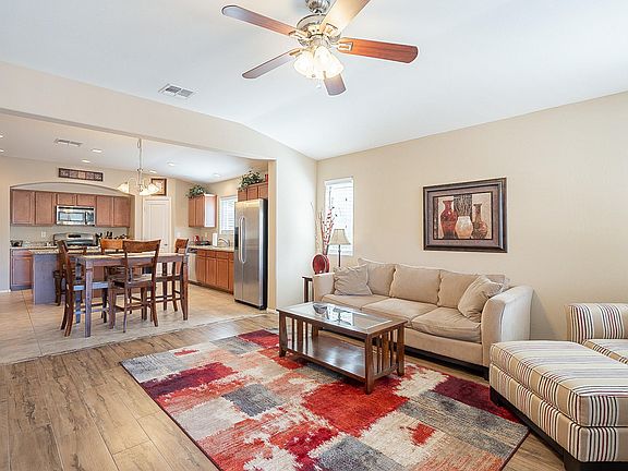 4th image of 801 E Melanie St