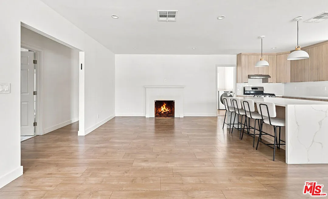 3 bed, 2.0 bath, 1074 sqft, $5,250 — Photo 3