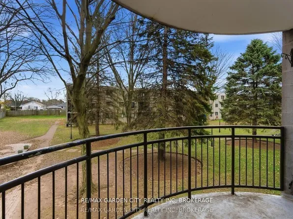 4658 Drummond Rd #230, Niagara Falls, ON L2E 7E1