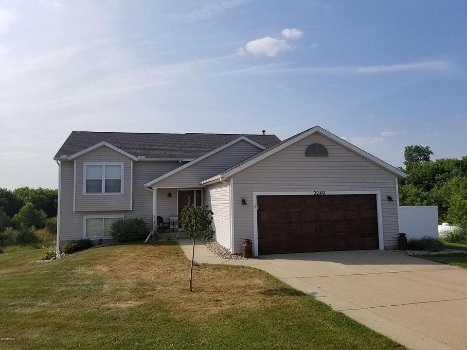 2240 Abbey Drive - front of house