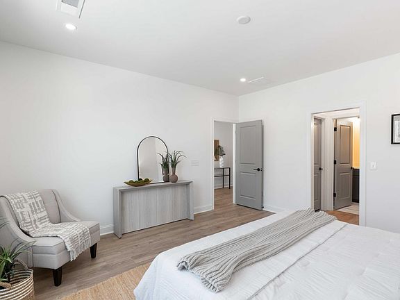 5th image of 556 Hayes Park Blvd