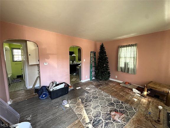 3rd image of 1423 Falls Ave
