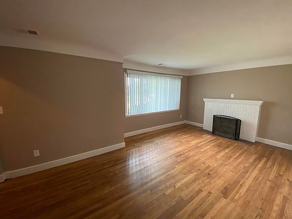 4th image of 20640 Westhaven Ave
