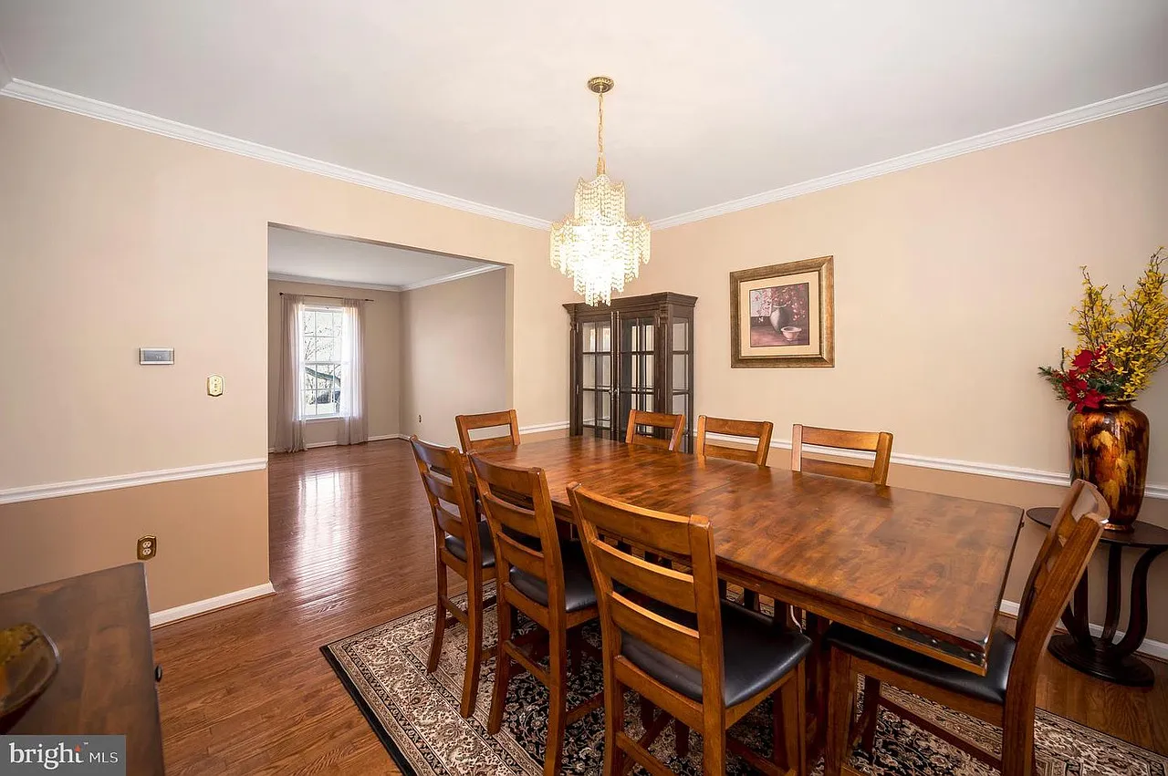 5 bed, 3996 sqft, $3,690 — Photo 3