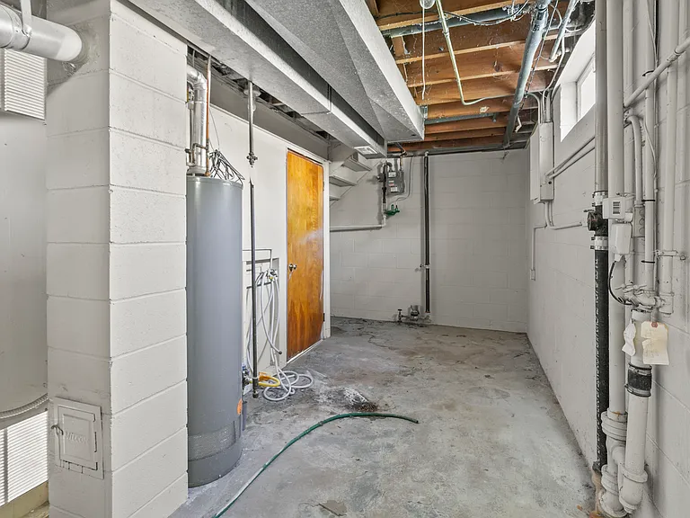 11214 Leavenworth St — Photo 24