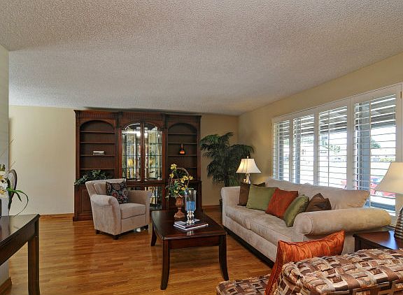2nd image of 887 Cape Colony Dr
