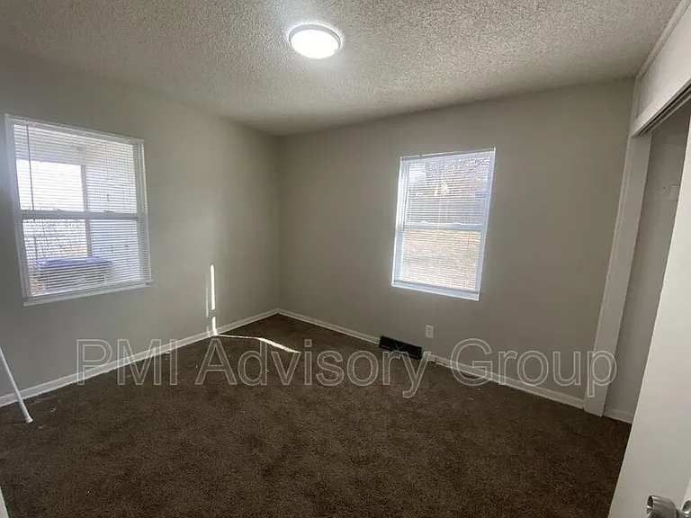 409 SE 34th St — Photo 13