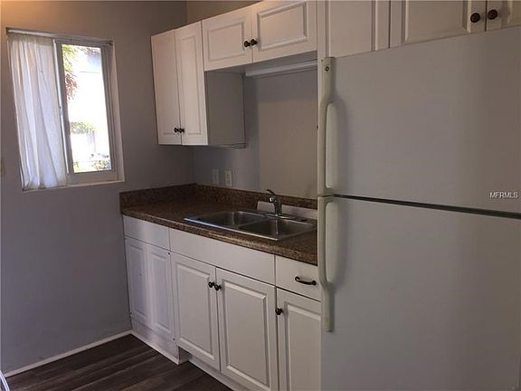Kitchen looks like new.