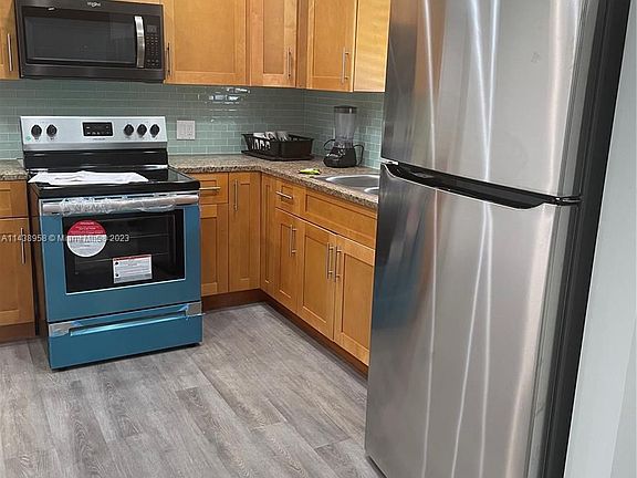 4th image of 1101 Oakwood Dr