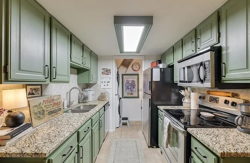 9 bed, 9960 sqft, $1,000 — Photo 4