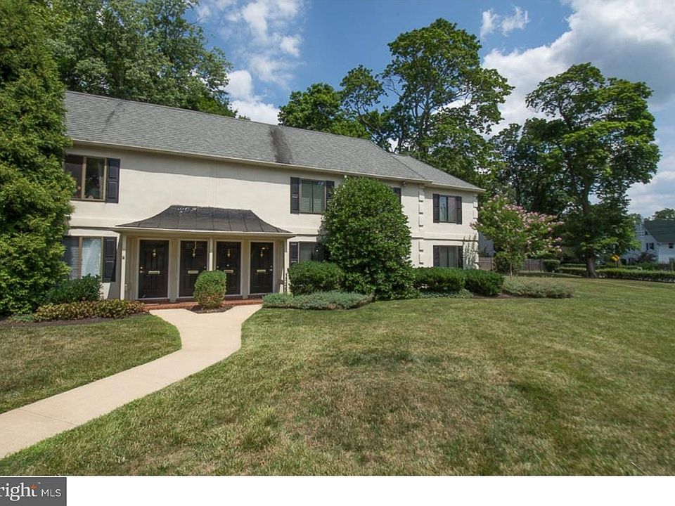 Private exterior entrance for added convenience, located in the highly desirable Devon Green Condominiums neighborhood.