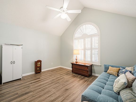 5th image of 827 Fairway Lakes Dr